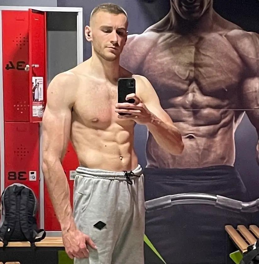 Hamza Rebronja - Hamza Rebronja working out in fitness studio.